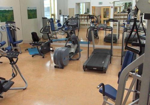 Fitness center with exercise equipment at 的飞地 at 封隔器公园 apartments in Philadelphia